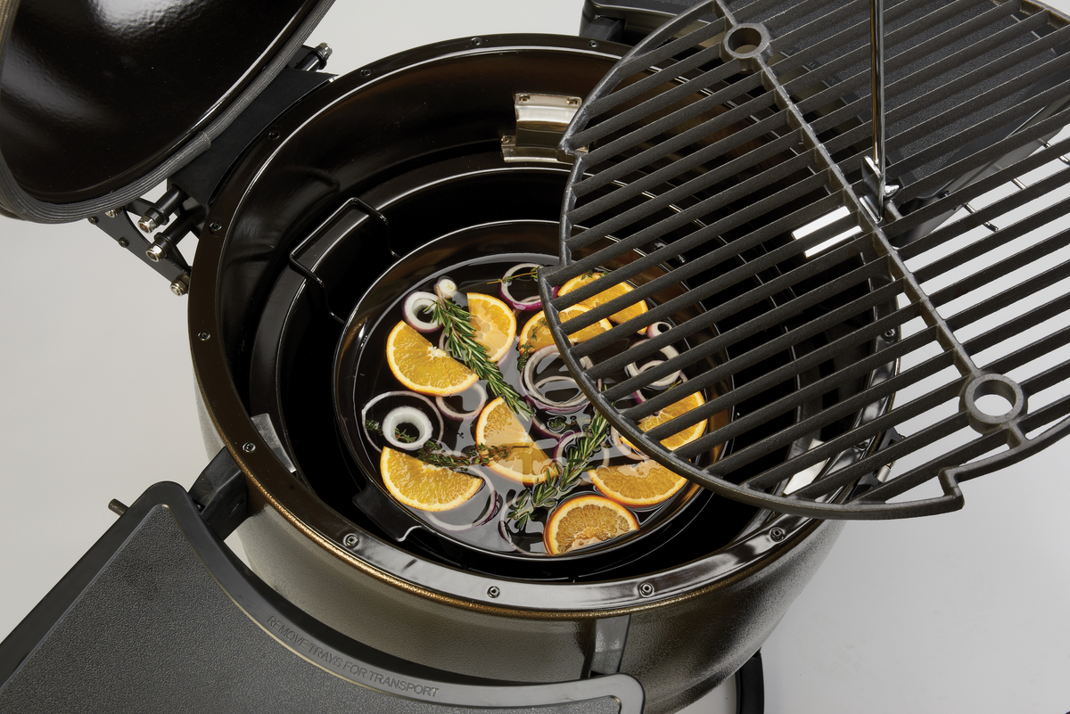 Diffuser and pan beneath a raised Keg cooking grid